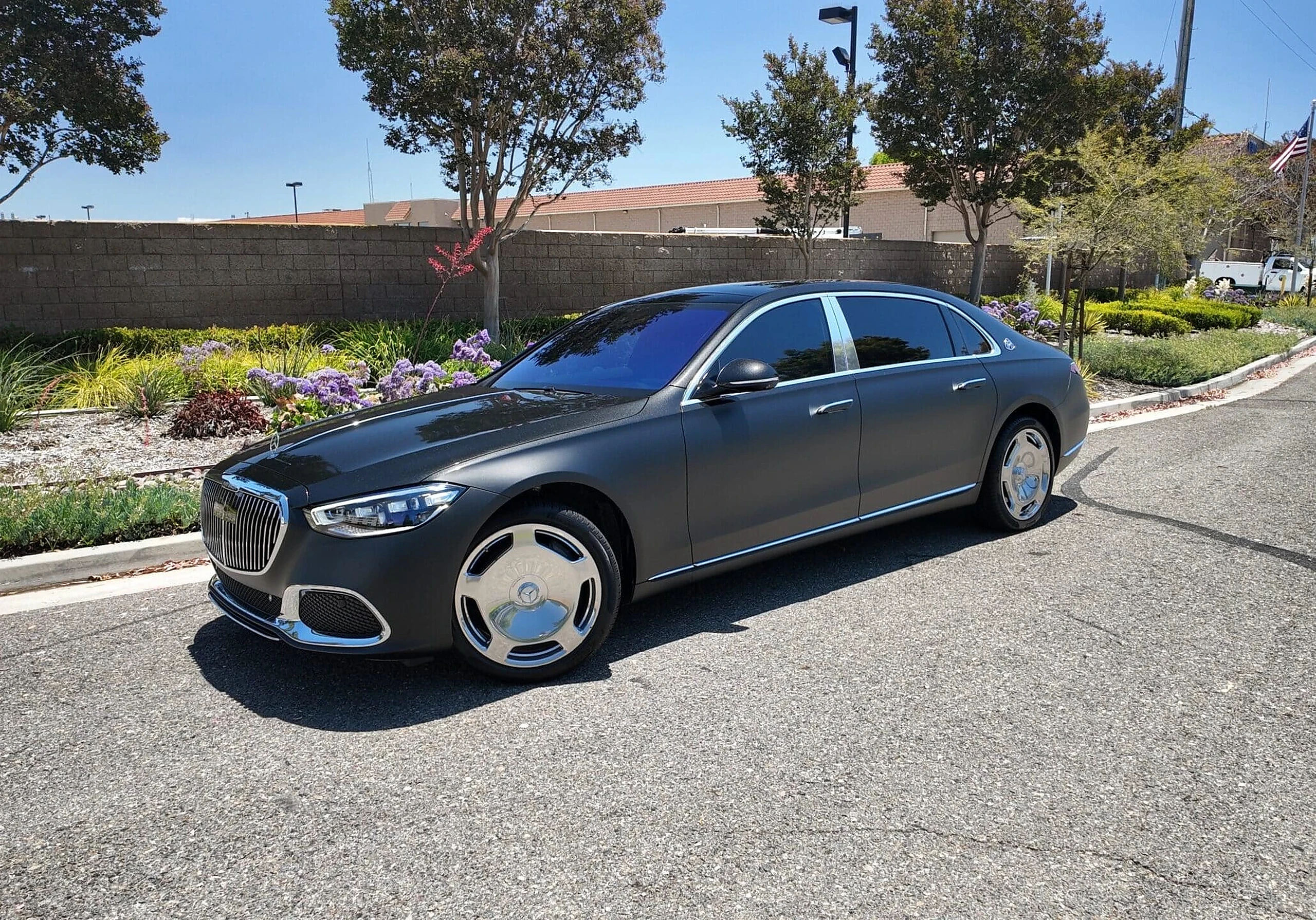 Mercedes-Maybach S 580 exterior for gala and red-carpet car rentals
